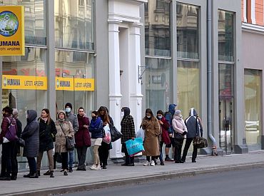 Pastiprina nosacījumus klātienes tirdzniecībai un plāno atcelt tirgojamo preču ierobežojumus pārtikas un higiēnas preču veikalos