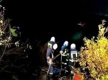 Спасатели 4 часа вытаскивали из грязи корову: ЧП под Бауской