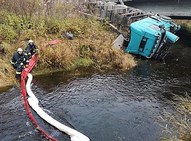 Traģiskā avārijā uz Bauskas šosejas kravas auto daļēji iegāzies Misas upē