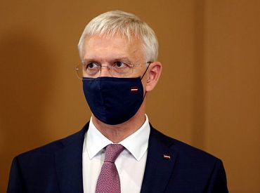Premjers aicina atturēties no tikšanās ar draugiem un radiem