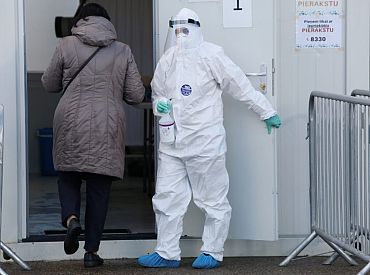 Aizvadītajā diennaktī Latvijā konstatēti 526 Covid-19 gadījumi, deviņi sasirgušie miruši