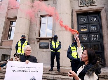 Daži desmiti cilvēku pie valdības ēkas protestē pret ārkārtējās situācijas ieviešanu