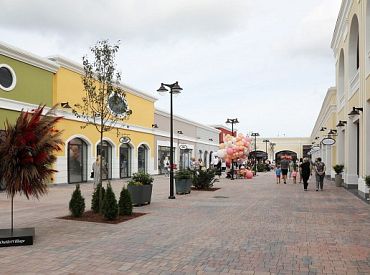 Ļaudis nesaprašanā – kādēļ ārkārtējās situācijas laikā brīvdienās strādā “outlet” ciemats Piņķos?
