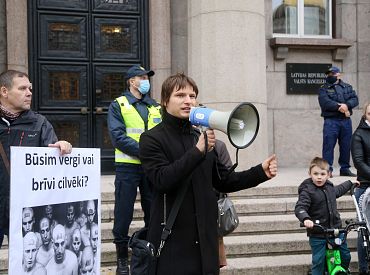 Protesta gājienā pret obligātu sejas masku nēsāšanu, obligātu vakcināciju un «čipizāciju» piedalījās aptuveni 80 cilvēki