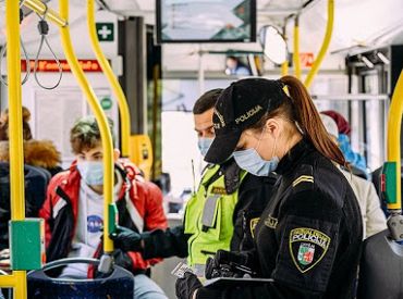 Masveida pārbaudēs sabiedriskajā transportā konstatēti desmitiem Covid-19 ierobežojumu pārkāpumu