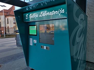 Stradiņa slimnīcā uzstāda pirmo bezkontakta Covid-19 analīžu nodošanas iekārtu darbinieku testēšanai