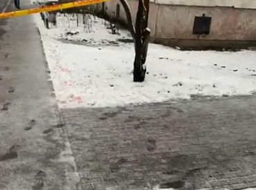 Imantā apsargs sašauj zagli un aiztur divas personas par ielaušanos dārglietu veikalā