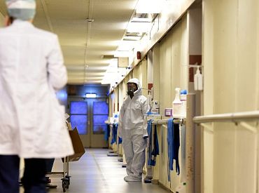 Trešdien atklāti 965 Covid-19 gadījumi, bet miruši desmit sasirgušie, tostarp viens jaunietis