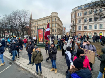 Bez sejas maskām un neatļautā skaitā Rīgā pulcējas Covid-19 ierobežojumu noliedzēji