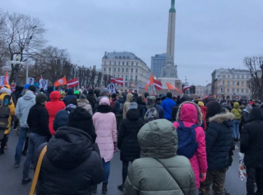 Arī sapulcē Brīvības laukumā kuplā skaitā sanākušie neievēro Covid-19 dēļ noteiktos ierobežojumus