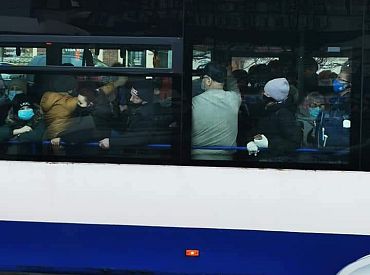 «Rīgas satiksmes» transports vietām pārpildīts; uzņēmums izmantojot visus tam pieejamos transportlīdzekļus