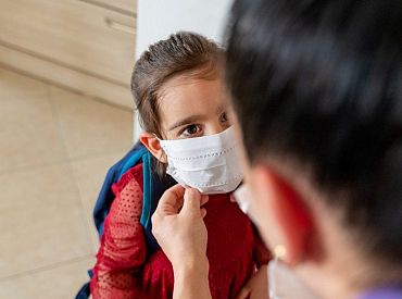 Bērnu slimnīcas ārsti: Masku nēsāšana bērniem ir droša un nepieciešama