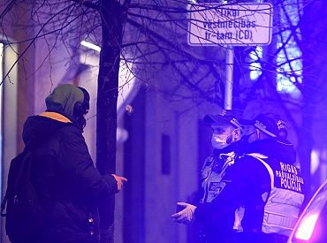 Par komandantstundas neievērošanu pārbaudīti teju 5000 personu; bravūrīgākie iedzīvojušies 1000 eiro sodanaudā