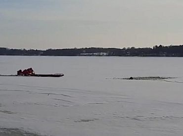 Bauskā izglābj ledū ielūzušu makšķernieku, vēl viens ticis krastā paša spēkiem