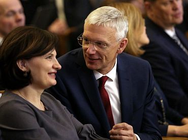 Sāk kriminālprocesu par Covid-19 vakcīnu iepirkumu, kurā vērtēs arī ministru iespējamo atbildību