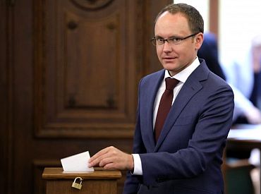 Kuluāros kā iespējamos kandidātus uz veselības ministra amatu min Saeimas deputātus Skridi, Pavļutu un Dūrīti