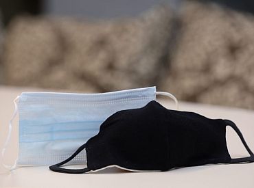 Jūrmalas pašvaldība iepirkusi daudzkārt lietojamas sejas maskas pedagogiem un skolēniem