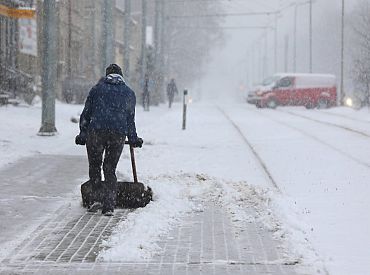Sestdien turpinās snigt; Rīgā spēkā oranžais brīdinājums