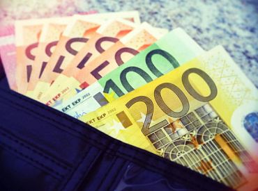 Par neatbilstošām Satversmei pasludina normas, kas nosaka minimālo ienākumu slieksni