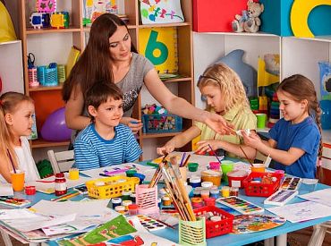 Pirmsskolas izglītības pedagogu zemākās darba algas likmes regulējumu atzīst par neatbilstošu Satversmei