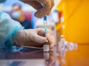 «AstraZeneca» apstiprina svētdien atvesto Covid-19 vakcīnu izmantošanu