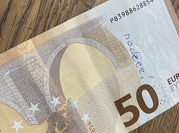 В урне для бюллетеней в Валмиере нашли 50 евро, адресованных Ринкевичу