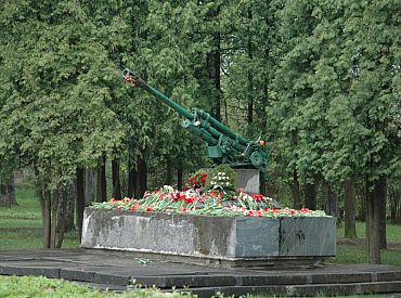 Izbeigta krimināllieta pret zemnieku par lielgabala aizvākšanu no padomju memoriāla Jēkabpilī