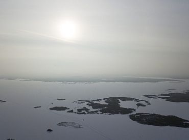 Aukstajā un saulainajā sestdienā vietām turpinās spēcīgi snigt