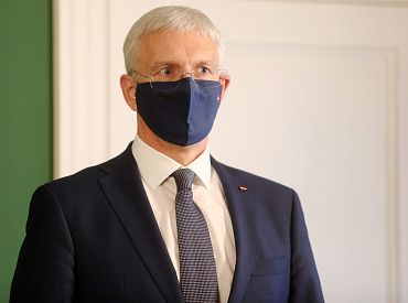 Kariņš rosina vakcīnu loģistiku uzticēt bruņotajiem spēkiem