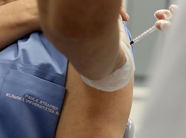 Senioru vakcinēšanu pret Covid-19 sākušas arī reģionu slimnīcas