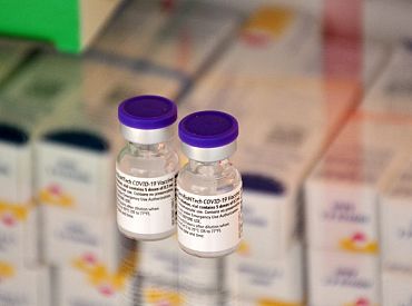 «BioNTech»: Covid-19 vakcīnu pašreiz nav nepieciešams pielāgot vīrusa paveidiem