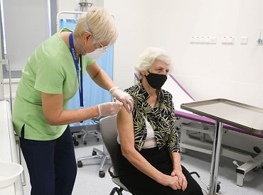 Šonedēļ turpināsies senioru vakcinācija bez iepriekšēja pieraksta liela mēroga centros