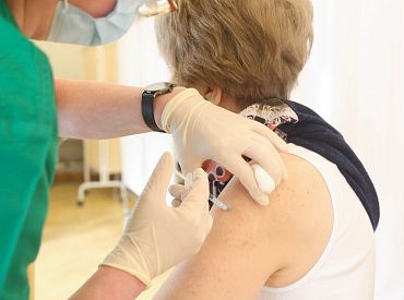 VM: Šonedēļ pret Covid-19 vakcinēti vairāk nekā 8500 senioru