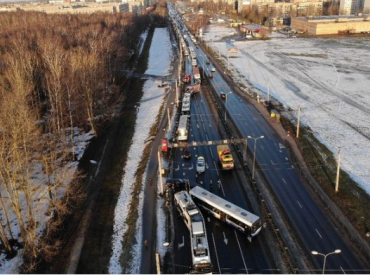 Šorīt ceļu satiksmes negadījumā Rīgā saskrējušās septiņas automašīnas, autobuss un trolejbuss