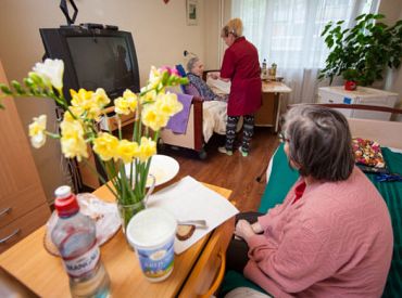 No šī gada valsts palīdzēs pašvaldībām palielināt algas sociāliem aprūpētājiem