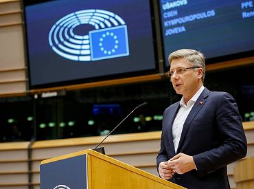 Ušakovs: ES naudu krīzes pārvarēšanai vajag izmantot ekonomikas reformām, nevis to norakt būvniecības projektos