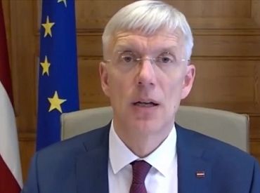 Premjers mudina saņemt balstvakcināciju pret Covid-19 un stingri ievērot pulcēšanās ierobežojumus