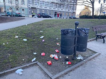 Rīgas parkos pusdienojošo dēļ izvieto lielākus atkritumu konteinerus
