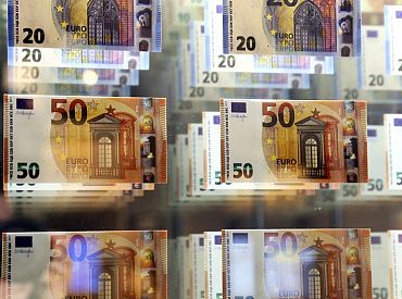 Может ли отец вместо дочери перечислить деньги продавцу, если договор купли недвижимости оформляется на имя дочери