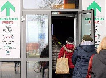 Ķīpsalā jau no agra rīta vērojama visai liela interese vakcinēties pret Covid-19, izmantojot «dzīvās rindas» iespēju