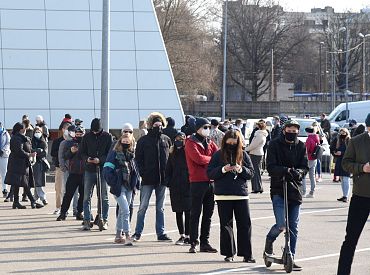 Plānošanas problēmu dēļ liela mēroga vakcinācijas centrā Ķīpsalas hallē izveidojušās iedzīvotāju rinda