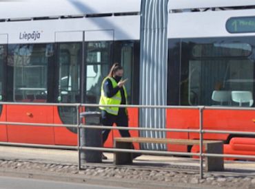 «Споткнулась и упала»: первоклассница попала под трамвай возле школы