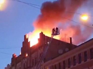 Ugunsgrēkā hostelī Rīgas centrā gājuši bojā astoņi cilvēki