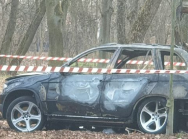 Bezzubova slepkavībā izmantotā automašīna naktī, visticamāk, atrasta sadegusi Mežaparkā