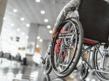 В Латвии очень много людей, живущих только на пенсию по инвалидности