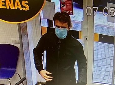 Persona, piedraudot farmaceitei, nozog medikamentus; policija meklē attēlā redzamo vīrieti