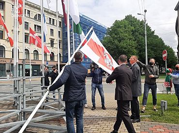 Līdzās citiem hokeja čempionāta dalībvalstu karogiem Baltkrievijas oficiālo karogu aizstāj ar vēsturisko sarkanbalto