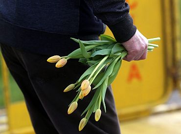 Настойчиво приносил цветы к снесённому памятнику: в Резекне задержан мужчина