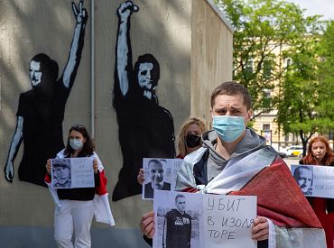 Uz piketu solidaritātei ar Baltkrieviju ieradušies vairāki iedzīvotāji ar vēsturisko baltsarkanbalto karogu