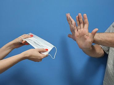 Latvijā atcelta prasība lietot sejas maskas ārstniecības un ilgstošas sociālās aprūpes iestādēs